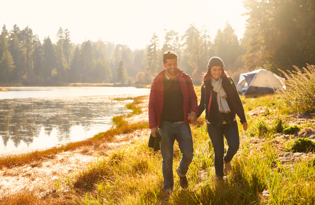 Couple walking near the lake. Hypnotherapy. Brisbane Livewell Clinic