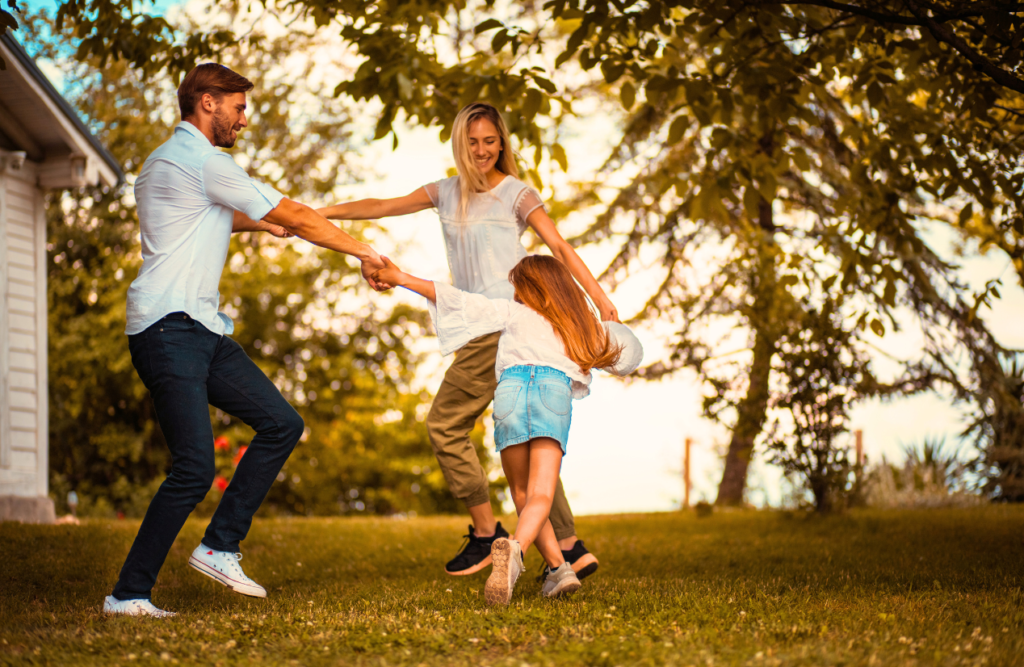 Parents playing with their daughter in the backyard. Hypnotherapy. Brisbane Livewell Clinic