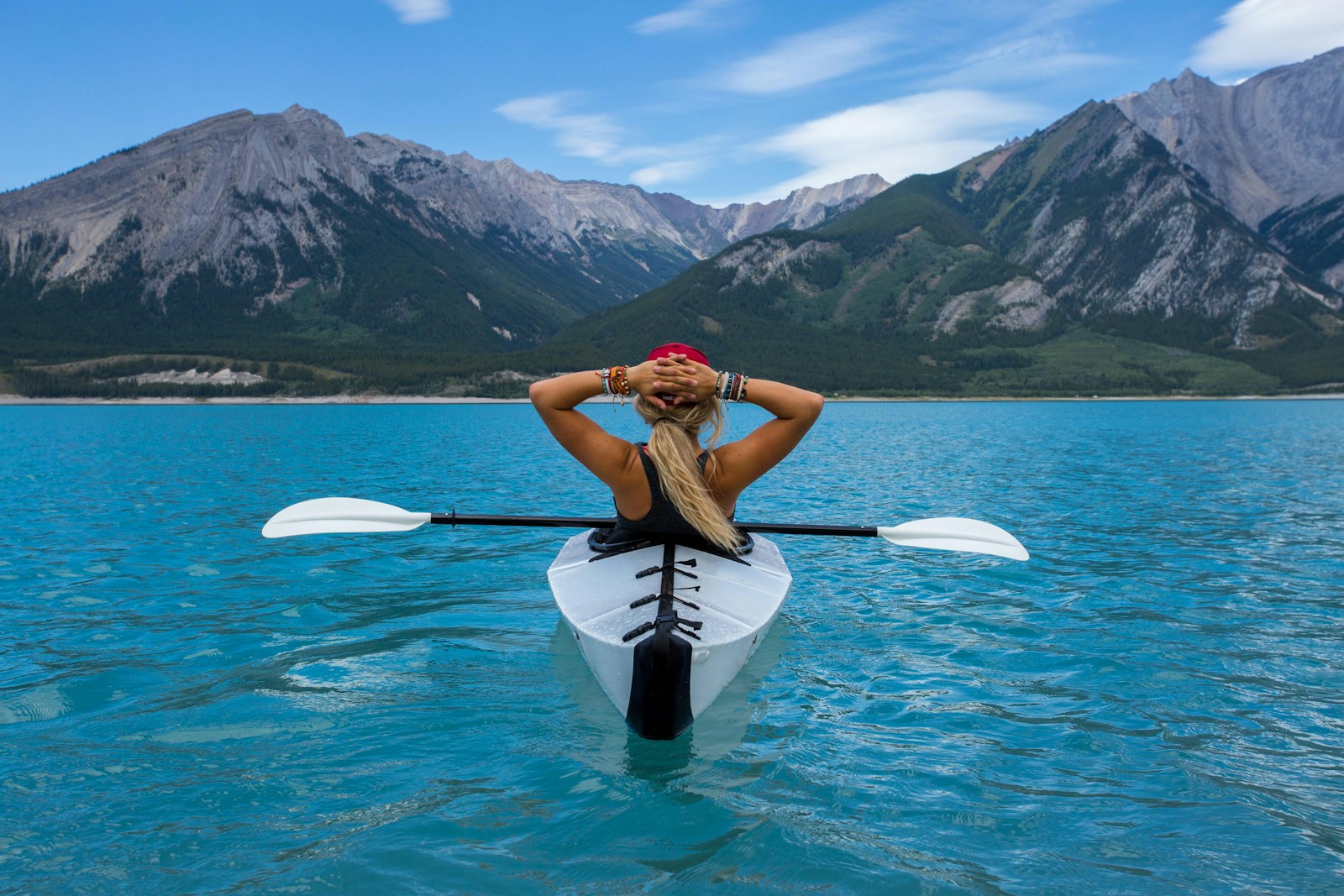 woman riding kayak at the middle of the sea. Hypnotherapy for weight loss and does it work