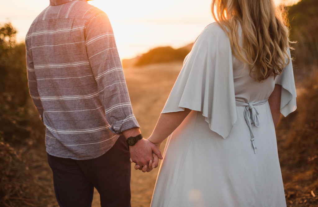 Young couple walking holding hands. Naturopath North Brisbane. Brisbane Livewell Clinic